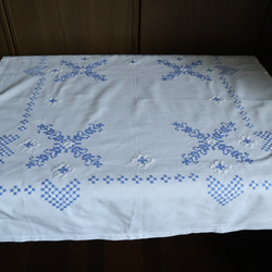 ドイツの手仕事/細やかな青糸手刺繍がほどこされた生地 テーブルクロス (ヴィンテージ ハンドメイド） 6枚目の画像
