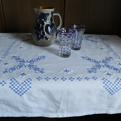 ドイツの手仕事/細やかな青糸手刺繍がほどこされた生地 テーブルクロス (ヴィンテージ ハンドメイド） 9枚目の画像