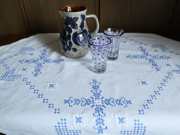 ドイツの手仕事/細やかな青糸手刺繍がほどこされた生地 テーブルクロス (ヴィンテージ ハンドメイド） 10枚目の画像