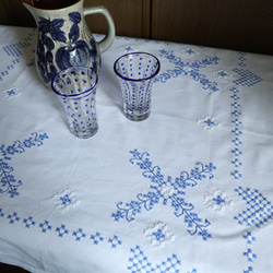 ドイツの手仕事/細やかな青糸手刺繍がほどこされた生地 テーブルクロス (ヴィンテージ ハンドメイド） 8枚目の画像
