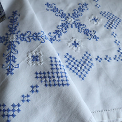 ドイツの手仕事/細やかな青糸手刺繍がほどこされた生地 テーブルクロス (ヴィンテージ ハンドメイド） 17枚目の画像