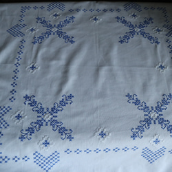 ドイツの手仕事/細やかな青糸手刺繍がほどこされた生地 テーブルクロス (ヴィンテージ ハンドメイド） 3枚目の画像