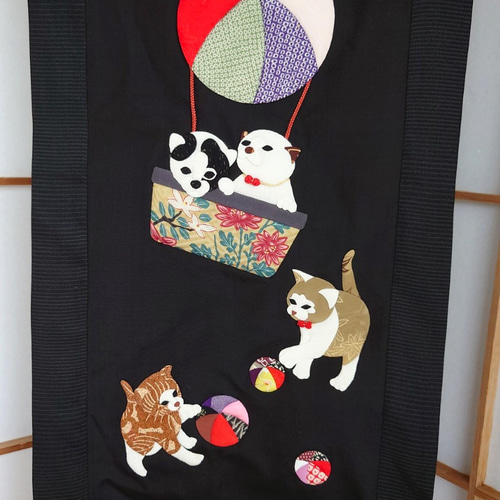 押絵 ねこ タペストリー （古布18】縮緬 押絵タペストリー 三匹のネコ 
