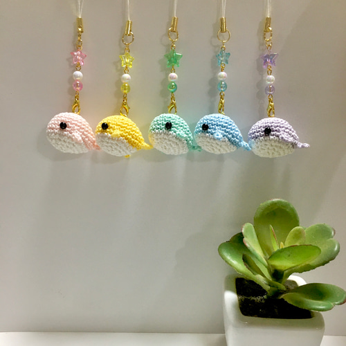 キラキラ星ビーズ⭐️と小さなくじらのあみぐるみストラップ《ベビー