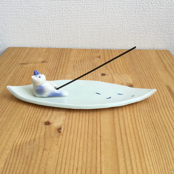白い釣りする猫のお香立て(半磁器) 2枚目の画像