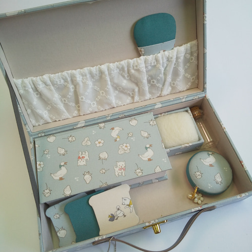 ミッキー様オーダーご依頼作品です カルトナージュ裁縫箱(大)