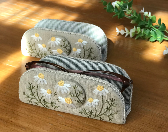 再販 カモミール刺繍　ナチュラルで　おしゃれメガネスタンド　メガネケース　眼鏡置き　 3枚目の画像