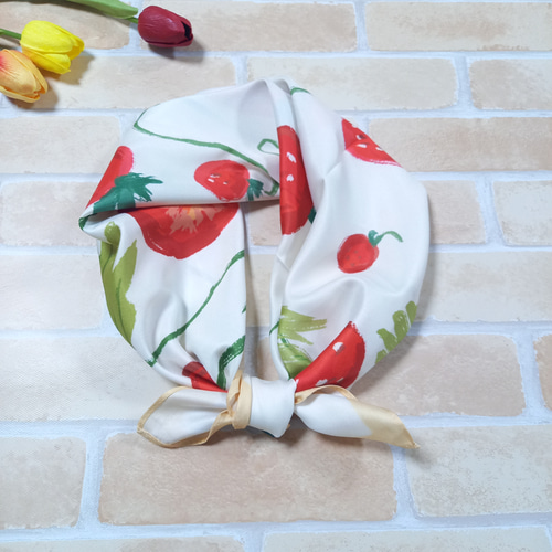 大判正方形いちご柄ツイルスカーフ スカーフ・バンダナ olive