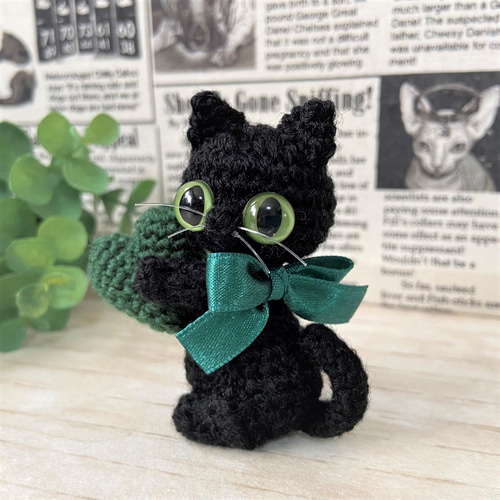 リボン黒猫の選べるハート♡ダークグリーン♡編みぐるみ☆受注製作品