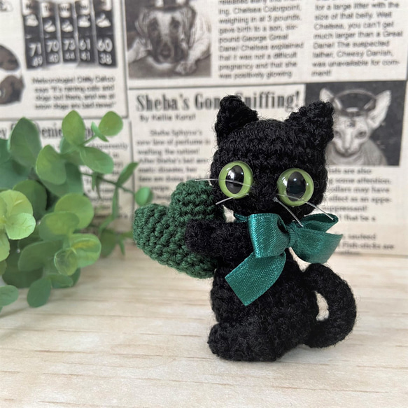 リボン黒猫の選べるハート♡ダークグリーン♡編みぐるみ☆受注製作品 1枚目の画像