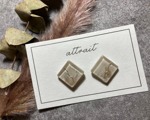 ひし型シェルフレークレジンピアス.イヤリング/ホワイト ピアス