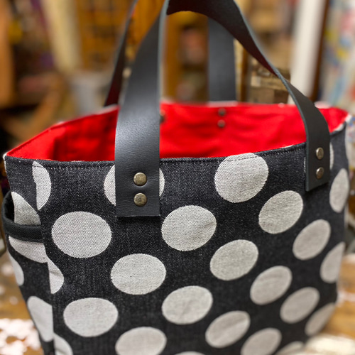児島デニムと革のトートバッグ ドット柄：持ち手ブラック 赤タグ