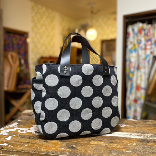 児島デニムと革のトートバッグ ドット柄：持ち手ブラック 赤タグ