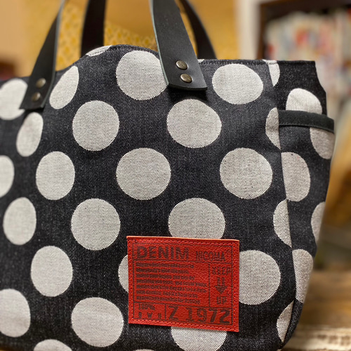 児島デニムと革のトートバッグ ドット柄：持ち手ブラック 赤タグ