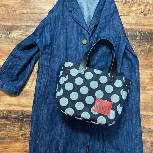児島デニムと革のトートバッグ ドット柄：持ち手ブラック 赤タグ