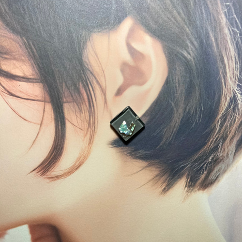 ひし型シェルフレークレジンピアス.イヤリング/グレー ピアス 