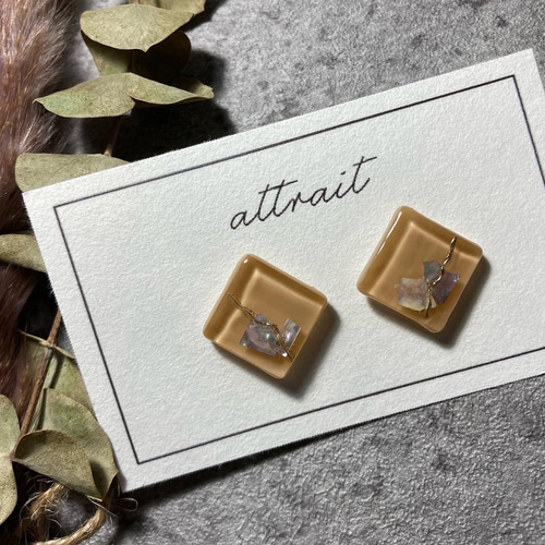 ひし型シェルフレークレジンピアス.イヤリング/ベージュ ピアス 