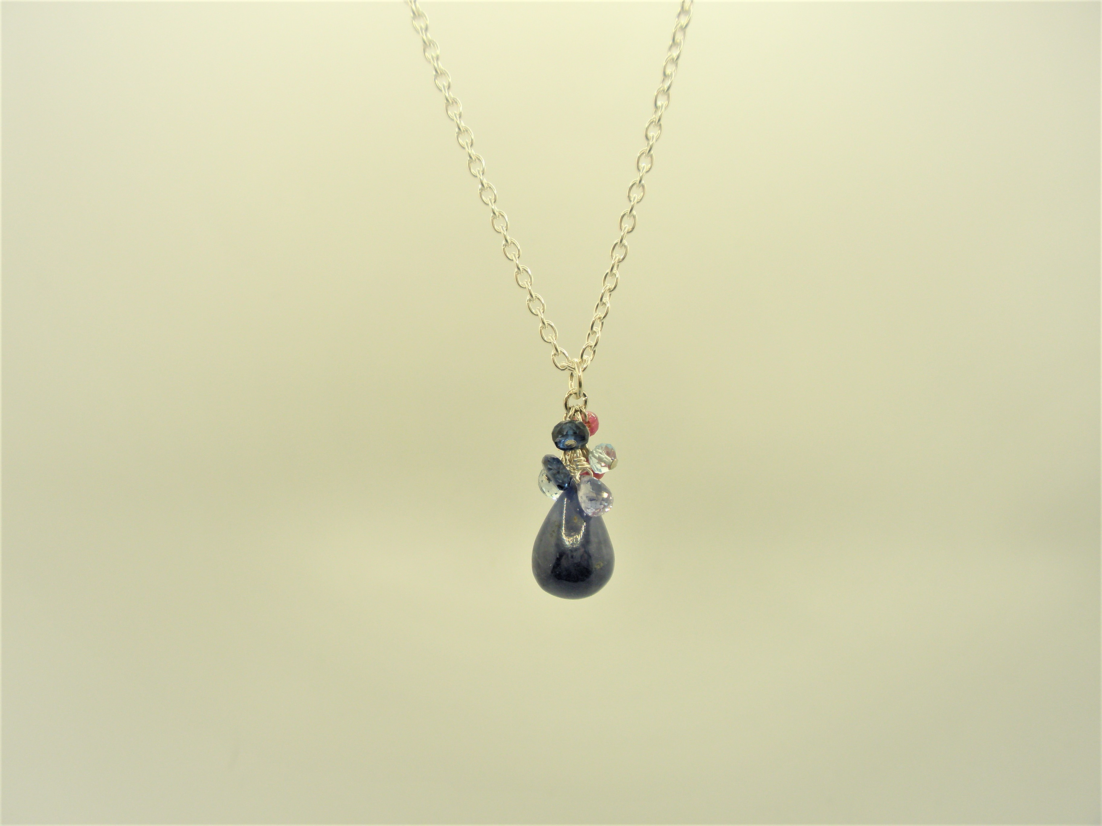 サファイアの大ぶりのネックレス