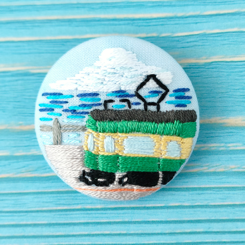 受注制作】江ノ電と海と空の風景刺繍ブローチ ブローチ かなちゃん手