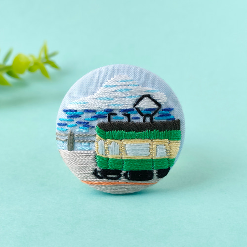受注制作】江ノ電と海と空の風景刺繍ブローチ ブローチ かなちゃん手