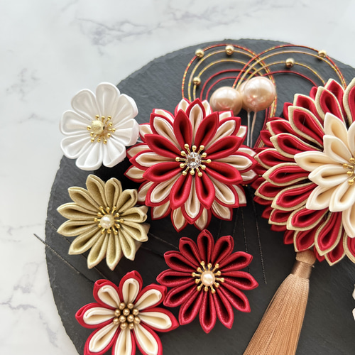 再販受付中つまみ細工髪飾り　摘まみ細工　赤黒金 再販受付中つまみ細工髪飾り 摘まみ細工 赤黒金 - メルカリ