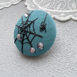 刺繍ブローチ　ハロウィン×ビジューくもの巣　くるみボタン　 3枚目の画像
