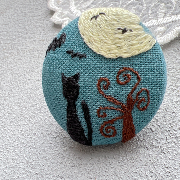 刺繍ブローチ　ハロウィンの月夜×黒猫　くるみボタン　 3枚目の画像
