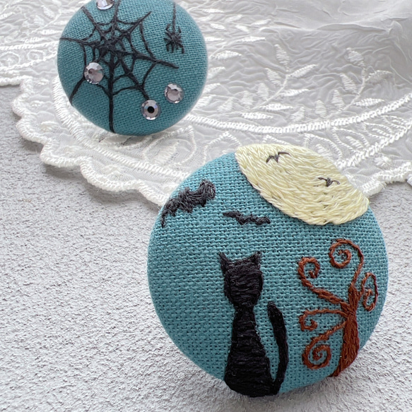 刺繍ブローチ　ハロウィンの月夜×黒猫　くるみボタン　 1枚目の画像