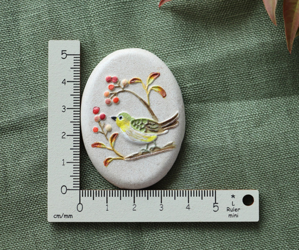 木の実と鳥のブローチ〈ミルキーホワイト〉 4枚目の画像