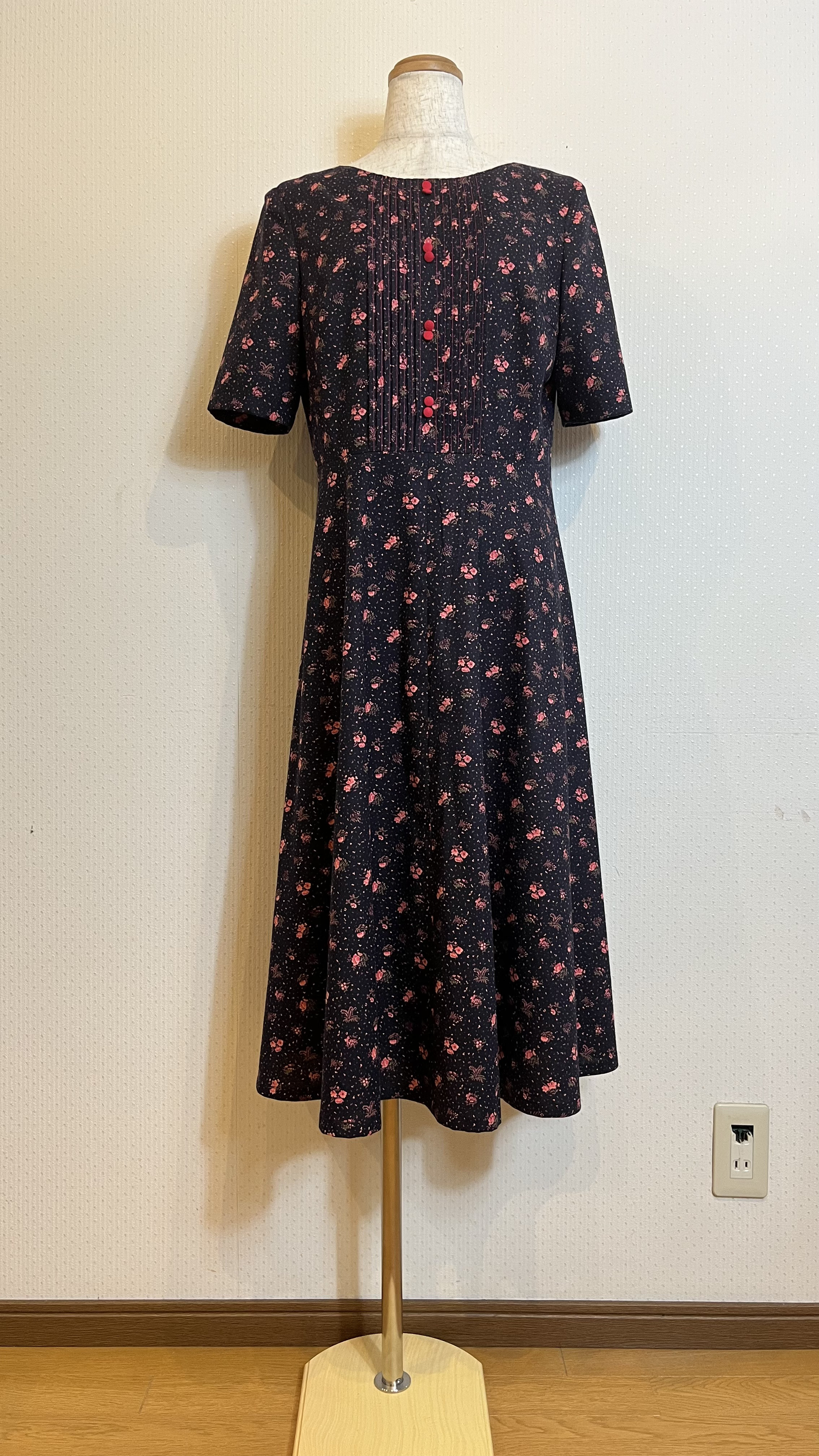 ピンタックとボタンが可愛いフレアースカートワンピース(一点もの)