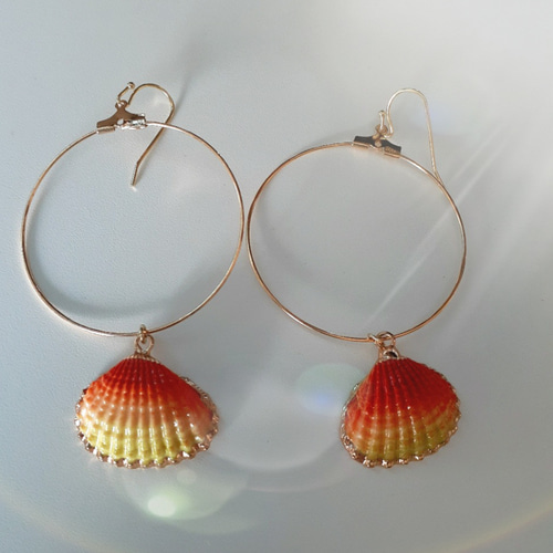 送料無料！！海を感じるシェルピアス(オレンジ×イエローグラデーション  