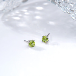 綠夏 | 橄欖石 單鑽爪鑲 日常穿搭 飾品 天然石 耳環 耳針 禮物 第2張的照片