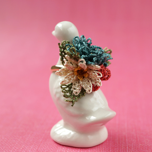 [ぬい針と絹糸で編んだお花]シルクイーネオヤ(トルコ刺繍･レース)ブーケのような華やかリング 1枚目の画像