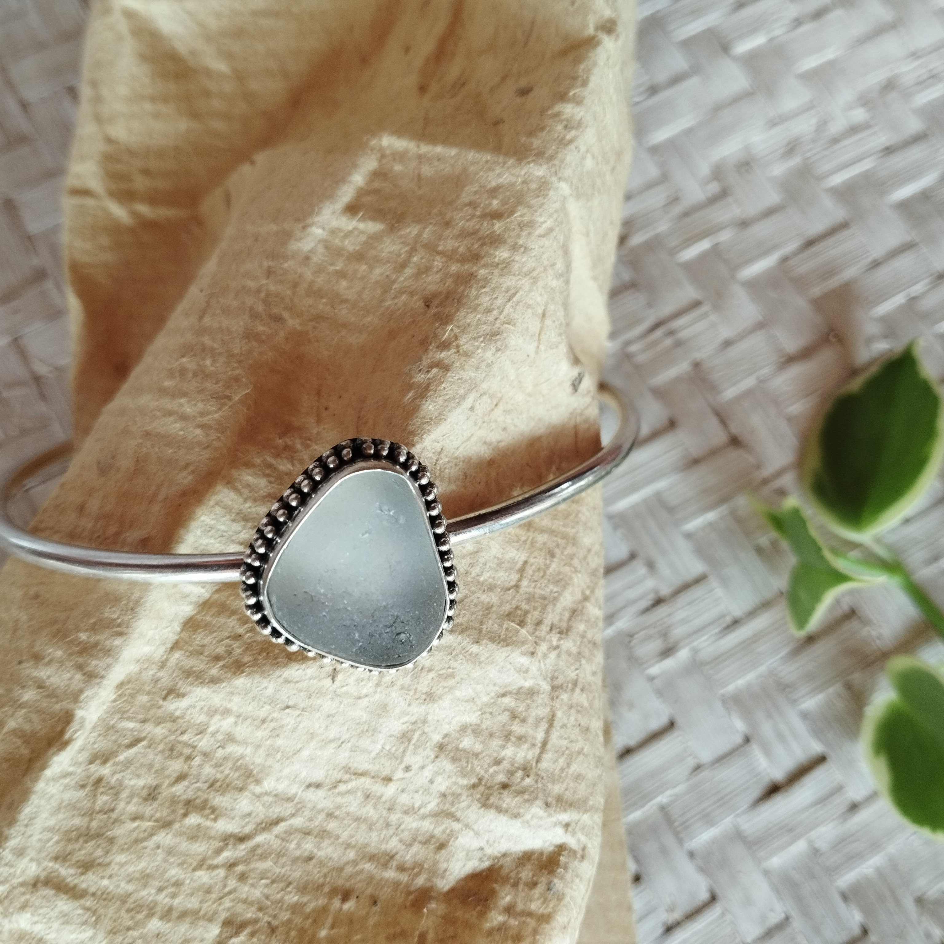 ホワイトシーグラス シルバースタッズ・バングル