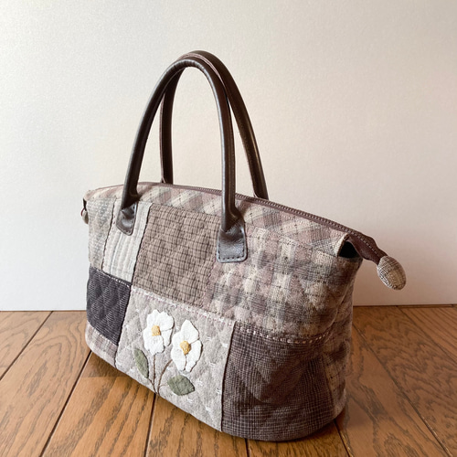 アップリケ+刺繍の横長パッチワークキルトバッグ ボストンバッグ
