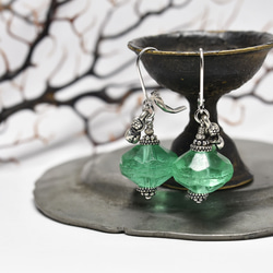 古色古香的鈾玻璃和印有花朵的印度銀鐘耳環 第3張的照片
