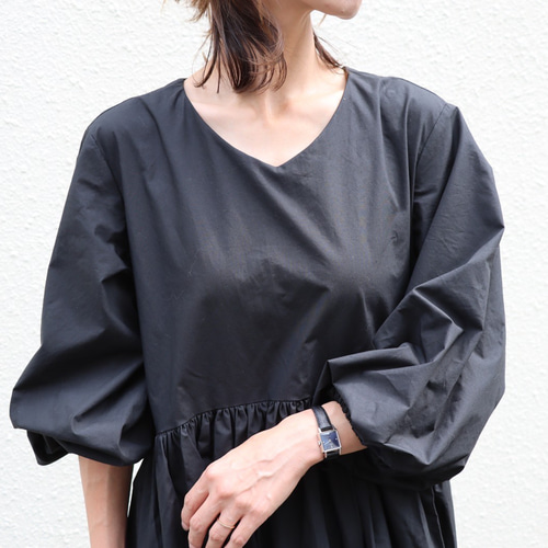 ハリ感のあるコットン100%のゆったりギャザーワンピース （黒