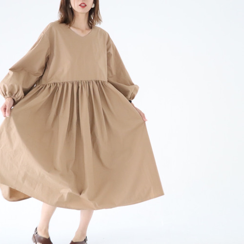 ハリ感のあるコットン100%のゆったりギャザーワンピース （黒