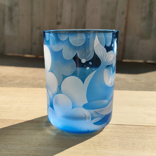 メロウグラスさんの青いお月様の作品 くじらぐも ロックグラス サンドブラスト グラス 月のGlass工房