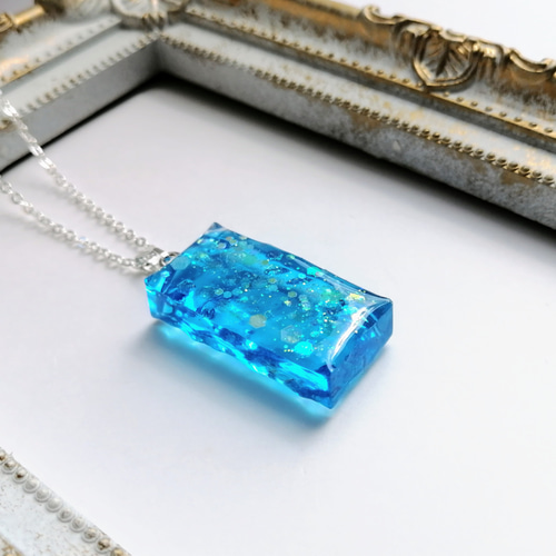 アクアブルーの海の蓄光ネックレス☆再販2 / レジン / 波 / 夏