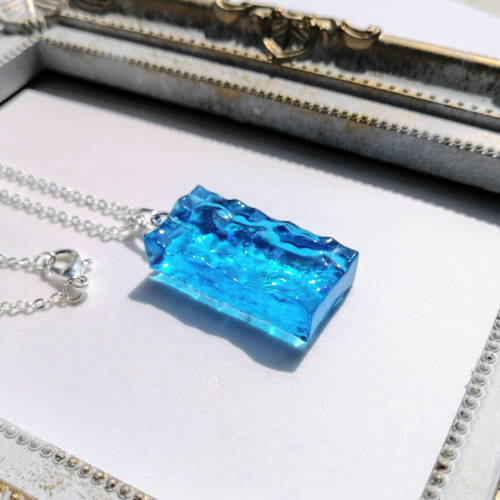 アクアブルーの海の蓄光ネックレス☆再販2 / レジン / 波 / 夏