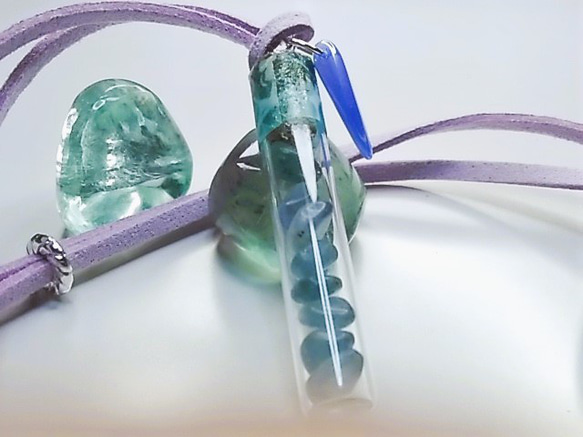 青い蛍石試験管タイプネックレス 2枚目の画像