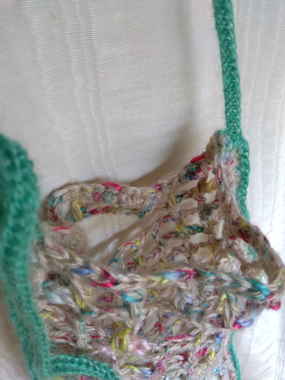 エメラルドグリーンふち編み　麻(ジュート)のかぎ針編みポシェット 3枚目の画像
