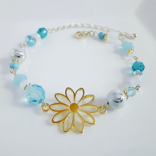 送料無料＊和を感じる☆大ぶりのお花の透かしチャームとビーズの和風