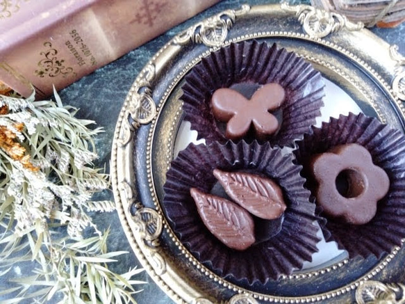 小さな葉っぱ2枚のチョコレート型（22）　シリコン型　シリコンモールド　お菓子　手作り　プレゼント 3枚目の画像