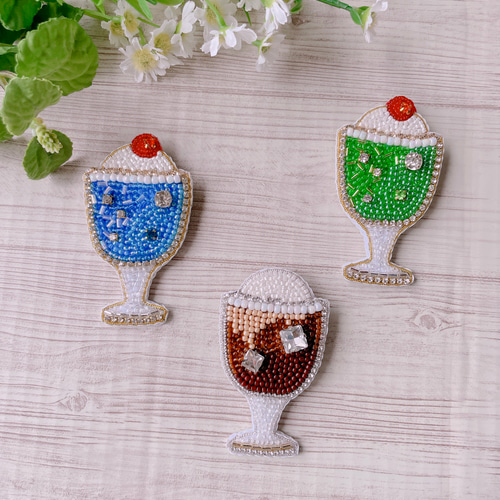 SALE＊ビーズ刺繍ブローチ【クリームソーダ/丸グラス/メロン