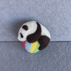 【受注生産】ボール遊びパンダのブローチ・B 1枚目の画像