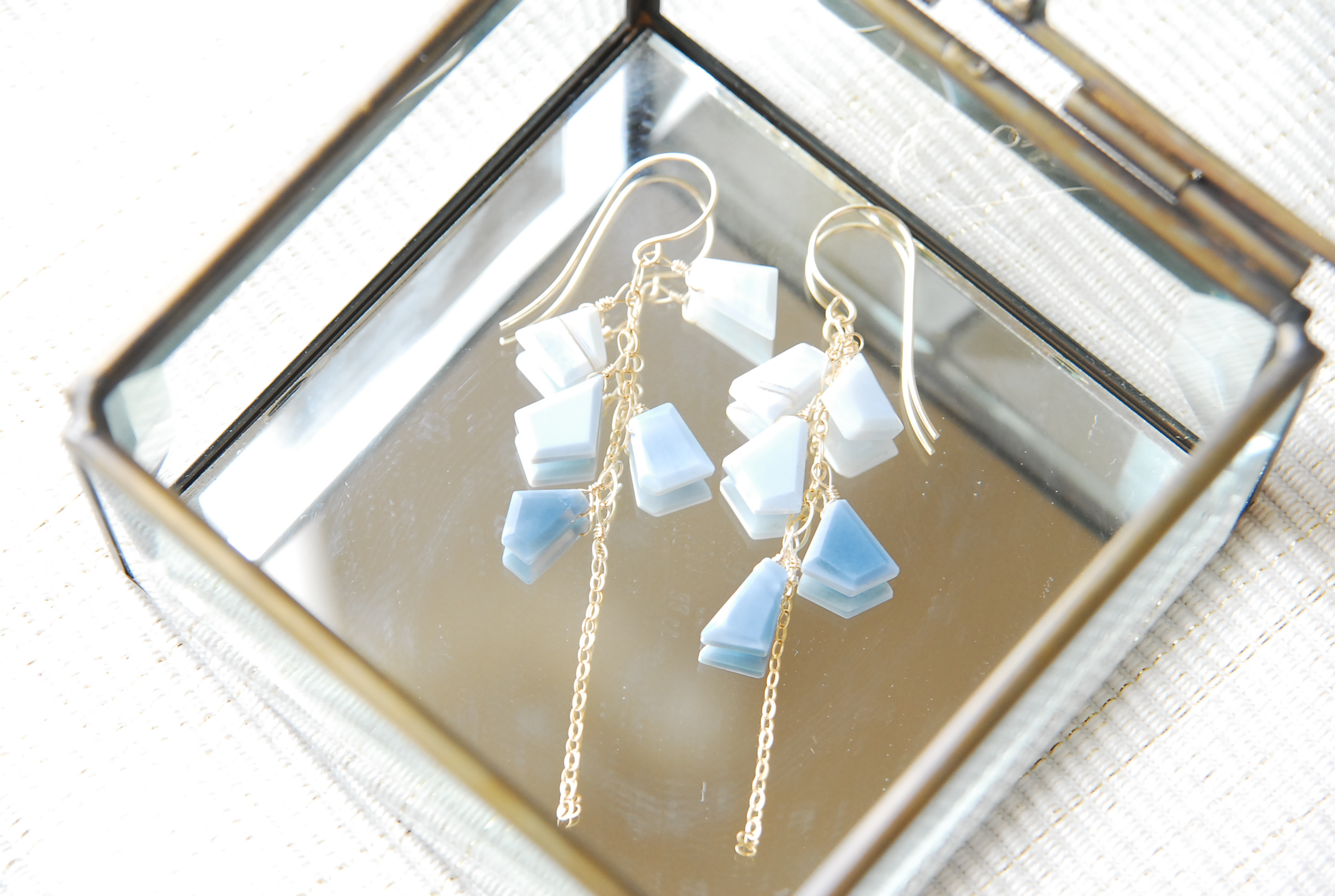 ブルーオパールスライスカットのグラデーションピアス 14kgf