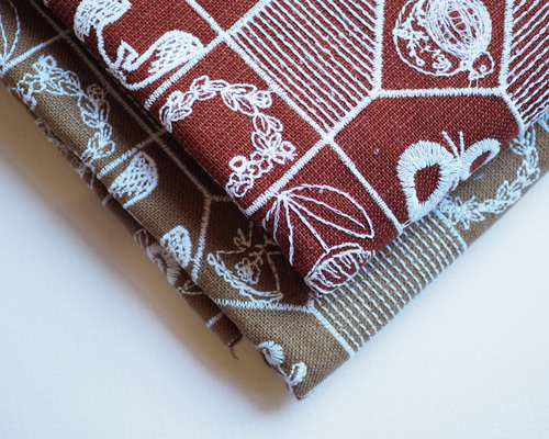 AMBERオリジナル 綿麻 刺繍生地 ＊ 138cm巾 10cm ＊ ブラウン