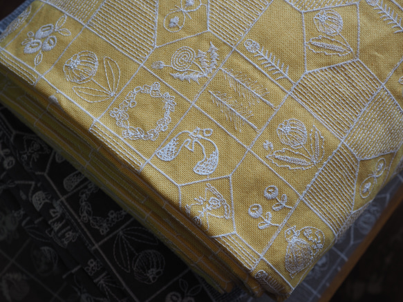AMBER原棉麻繡花布料*138cm寬10cm*黃色 第7張的照片